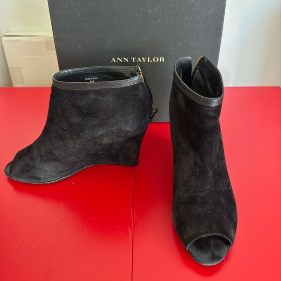 Ann Taylor Elsa Peeptoe Wedge Bootie Black size 8 - Picture 5 of 10
